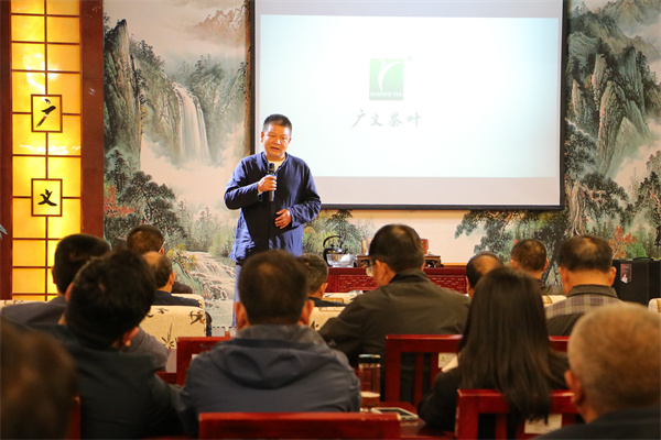 2025年10月16日，湖北黃岡麻城茶葉同行來園區(qū)參觀學(xué)習(xí)，李總給大家做詳細(xì)的經(jīng)驗(yàn)分享